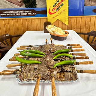 60 Adet Cağ Kebap<br>
Yoğurt<br>
Mercimek<br>
Tatlı<br>
Salata<br>
15 kişi<br>-Cağ Kebap