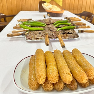 50 Adet Cağ Kebap<br>
Mezeler<br>
Yoğurt<br>
Tatlı<br>
Salata<br>
10 kişi<br><br><br>
-Cağ Kebap