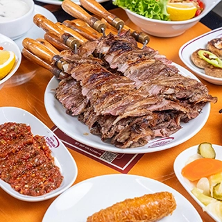 30 Adet Cağ Kebap<br>
Yoğurt<br>
Mezeler<br>
Tatlı<br>
Salata<br>
6 kişi<br>
<br><br>-Cağ Kebap