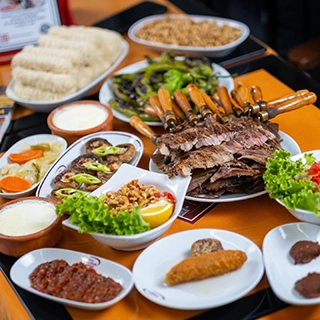 20 Adet Cağ Kebap<br>
Yoğurt<br>
Salata<br>
Mezeler<br>
Tatlı–Küçük<br>
4 kişi<br>
<br>
<br>
<br><br><br>
-Cağ Kebap