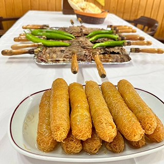 Erzurum’un Meşhur Kadayıf Dolması<br>
Özel günlerinizde, toplantılarınızda, <br>evinizde veya işyerinizde<br>
Kilo veya adet olarak sipariş verebilirsiniz.<br>
Taptaze, çıtır çıtır ve şerbeti tam <br>kıvamında! <br><br><br>-Cağ Kebap